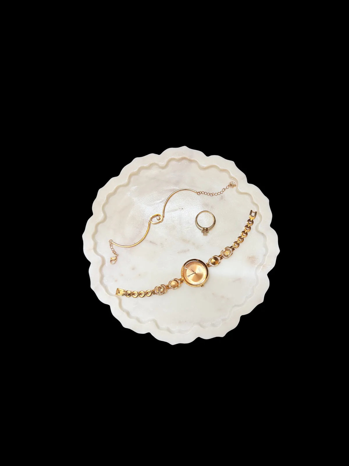 Handcrafted Banswara White Marble Round Scalloped Tray - Elegant Multipurpose Organizer For Vanity, Coffee Table And Luxury Home Styling